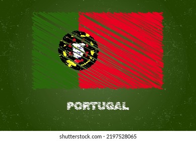 Portugiesische Flagge mit kreideförmiger Wirkung auf grüne Kreideplatten, Konzept der handgezeichneten Flagge, grüne Tafel mit portugiesischer Flagge, Kreidestruktur, Flagge für Kinder, Material der Klasse