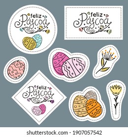 Portugués Feliz Pascua. Juego de pegatinas dibujadas a mano con tipografía, flores y huevos pintados. Ilustración vectorial para Portugal. Traducción: Feliz Pascua