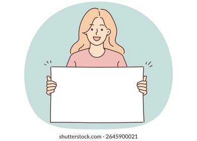 Mulher positiva segurando branco cartaz sorrindo e olhando para a câmera demonstrando banner com espaço de cópia. Jovem adolescente mostra faixa em branco para apresentação de produto promocional