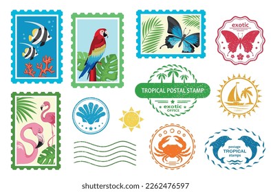 Sellos postales y marcas postales. Conjunto de diferentes marcas postales y sellos postales de aves exóticas, palma tropical y peces marinos. Señales de correo con textura. Vacaciones, viajes, turismo, concepto de mar. Aislado. Vector