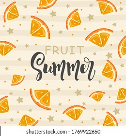 Postal con naranja fresco, hojas tropicales, flores, rodajas y geometría. Caligrafía manual "Verano de la fruta". Etiqueta, elemento publicitario de banner.
Ilustración vectorial. Impresión en tela, papel, postales