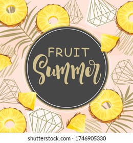 Postal con piña fresca, hojas tropicales, flores, rodajas y geometría. Caligrafía manual "Verano de la fruta". Etiqueta, elemento publicitario de banner.
Ilustración vectorial. Impresión en tela, papel, popa