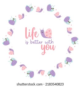 Postcard en marco redondo con personajes bonitos caracoles decorativos con cóctel y corazón. La frase de amor - la vida es mejor contigo. Ilustración vectorial. Tarjeta, valentina, servilleta, impresión, decoración y diseño