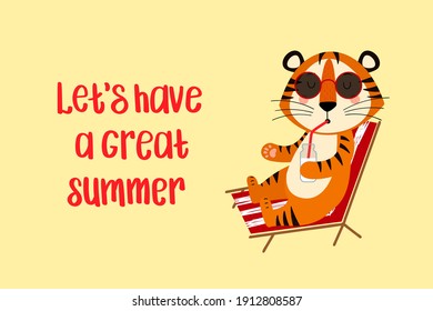 Eine Postkartenvorlage mit einem süßen Tiger, das Symbol des Jahres 2022 im chinesischen Kalender. Handgeschriebener Text "Lass uns einen tollen Sommer haben". Vektorgrafik.