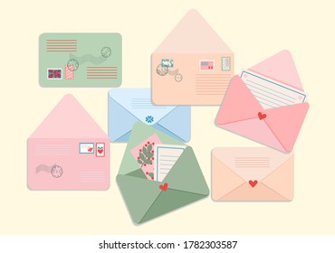 Postkarten und süße mehrfarbige Buchstaben.
Postkarte an einen geliebten, Freund, Familie.