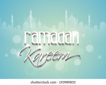 Poster, Banner oder Flyer Design mit stylischem Text Ramadan Kareem auf glänzendem, silhouettenblauem Hintergrund für heiligen Monat der muslimischen Gemeinschaft.