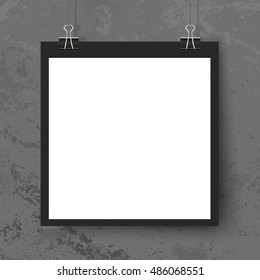 Afiche en los clips de encuadernación en la pared gris. Ilustración vectorial realista. Interior moderno y moderno. Burla vacía para sus ilustraciones, dibujos, logos, carteles o citas.
