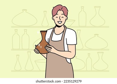 Potter en delantal sostiene jarra hecha por él mismo. Un chico feliz muestra un jarrón de cerámica en un taller de cerámica. El hombre crea barro de barro, vajilla de barro cocido, garrotes. Ilustración colorida del contorno del vector.