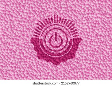 icono de energía dentro de la insignia rosa con fondo de burbujas. Ilustración vectorial. Detallado. 