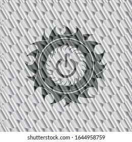 icono de poder dentro del emblema brillante plateado. Patrón de escalas. Ilustración vectorial. Detallado.