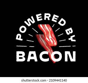 Impulsado por la tirita de la camiseta graciosa de Bacon. Signo de energía del botón del tocino. Ilustración de trozos de carne. Diseño de impresión de prendas retro. Idea de regalo de amante de la carne de cerdo.