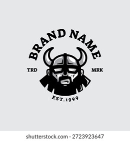 Potente logotipo de la mascota vikinga con una cabeza de guerrero nórdico con casco con cuernos en estilo vintage en blanco y negro. Perfecto para deportes, marca de fitness e identidad de peluquería