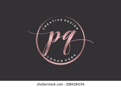 Logo de escritura a mano PQ con la firma de vector de plantilla de círculo, boda, moda, floral y botánica con plantilla creativa.