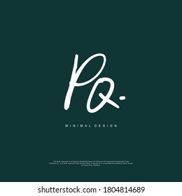 PQ Escritura manual inicial o logotipo manuscrito para la identidad. Logo con firma y estilo dibujado a mano.