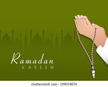 Manos rezando con manís rezando sobre el fondo verde de la silueta de la mezquita para el mes sagrado de la comunidad musulmana Ramadan Kareem. 