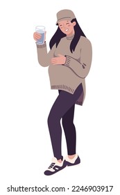 Niña embarazada bebiendo agua. Niña embarazada que usa gorra y suéter con un vaso de agua en la mano. Ilustración plana dibujada a mano. Vector