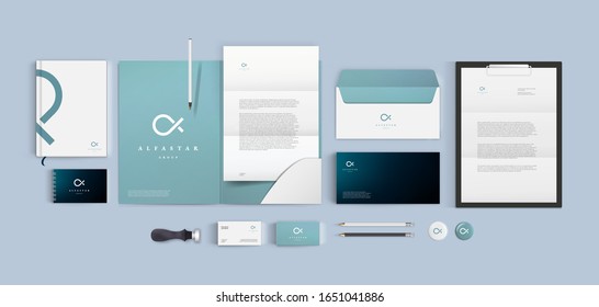 Conjunto de simulación de identidad corporativa de primera calidad. Plantilla de diseño realista para diseños de oficina. Marca de color azul con carpeta, en blanco, folleto y tarjeta de visita. Logo vectorial de estilo mínimo.