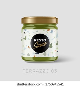 Envase de vidrio de Salsa de Pesto Premium con el patrón de Terrazzo en la etiqueta aislado sobre fondo gris claro: Ilustración vectorial