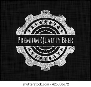 Cerveza de calidad superior escrita en una pizarra
