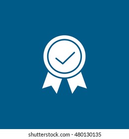 Icono plano de la etiqueta de calidad de Premium sobre fondo azul