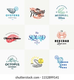 Juego de carteles de vectores de mariscos retro de primera calidad o de plantillas de logotipos. Esbozos de época dibujados a mano con tipografía clásica, camarón, ostra, calamar, pulpo, etc. Excelentes restaurantes y emblemas de cafés. Aislado.