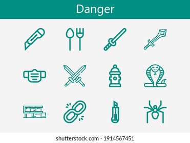 Juego premium de iconos de línea de peligro. Paquete de iconos de peligro simple. Ilustración vectorial de trazo sobre un fondo blanco. Iconos de estilo de contorno moderno colección de Cutter, Sword, Swords, Snake, Spider, Mask
