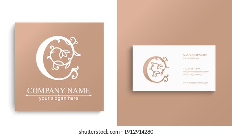 Logo de С Vector Premium. Monograma, letras. Delicado y elegante patrón floral de rosas. tarjetas de visita. Logo personal o signo para marcar una empresa de élite. Diseño de vectores.