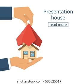 Presentación en casa. Casa con tela de seda roja cubierta a mano. Concepto de construcción de apertura. Diseño plano de ilustración de vector. Fondo blanco aislado. Transacción inmobiliaria. Mostrar nueva casa de construcción.