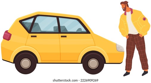 Presentación de un nuevo automóvil, hombre mirando un coche amarillo pequeño. Vehículos de motor y de carretera para el transporte de personas y mercancías. El cliente está considerando ofrecer en una feria o en una sala de exposición de coches