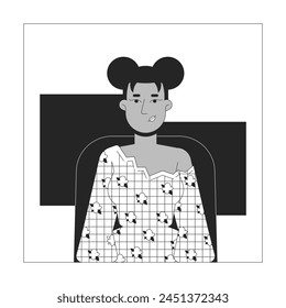 Mujer negra bonita sentada en la silla blanco y negro 2D línea personaje de dibujos animados. Empleada de oficina en el lugar de trabajo aislado perfil de Vector persona. Ilustración monocromática de punto plano en videoconferencia