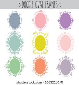 Bonito marco de doodle ovalado en blanco, colorido, corona princesa, flores, hojas, corazones, concha de mar, estrella, arte lineal floral simple, borde de imagen de círculo vacío divertido