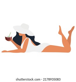 Hübsches Mädchen in einem Badeanzug und ein Hut mit einem Cocktail in der Hand. Vektorflache Illustration.