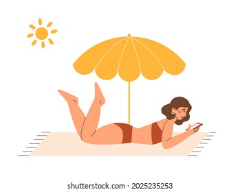 Chica guapa tendida en una toalla de playa con teléfono. Hermosa chica disfrutando de vacaciones de verano y relajándose en la playa. Woman usa la aplicación y escribe un mensaje al chat. Ilustración plana vectorial.