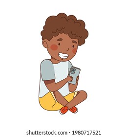 Pretty Little Boy usando Smartphone como ilustración electrónica de vectores de gadgets