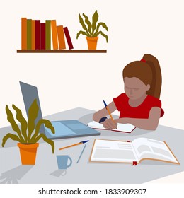Bonita colegiala estudiando matemáticas durante su clase en línea en casa, distancia social durante la cuarentena, autoaislamiento, concepto de educación en línea, estudiante en casa. escritorio con libros de texto, portátiles