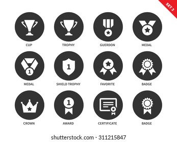 Precios y premios vectoriales conjunto de copa, trofeo, guerón, medallas, trofeo escudo, insignias, corona, certificado y otras insignias. Aislado sobre fondo blanco