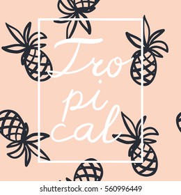 Imprimir para camiseta com letras Tropical. Abacaxis pretos bonitos no fundo rosa. Arte de design tipográfico. Desenhado à mão.