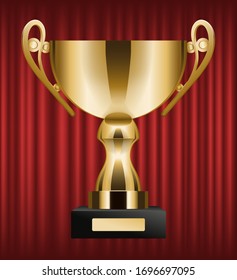 Preis für den Gewinner im Wettbewerb, Trophäe auf rotem Vorhang, Symbol des Glücks. Erfolgreicher Abschluss der Aufgabe, goldene Dekoration. Shiny metallisches Goblet auf schwarzem Ständer mit Typenschild. Preis für Sportwettbewerbe