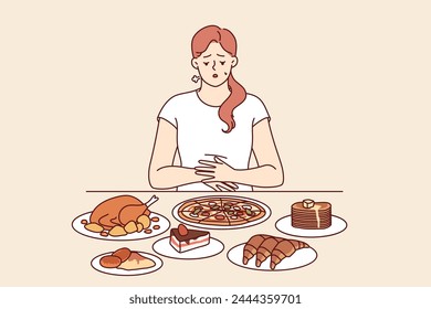 Problema de comer en exceso en una mujer sentada en la mesa con comida rápida, y que necesita una dieta equilibrada. La niña siente pesadez en el estómago debido a comer en exceso regularmente, lo que causa el deterioro del sistema inmunológico.