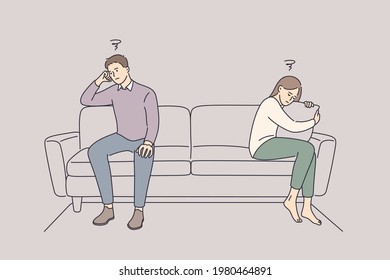 Problemas en el concepto de comunicación y lucha. Triste e infeliz Esposo y esposa caricaturistas sentados en el sofá y guardando el silencio después de la pelea en la ilustración del vector de casa 