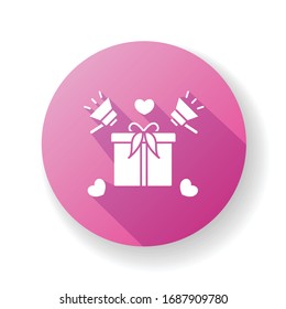 Icono de glifo largo de diseño plano rosa de promoción de producto. Oferta especial. Caja de regalo con cinta. Publicidad y marketing. Campaña de compras. Ilustración de color RGB de silueta