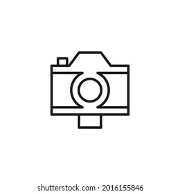 El concepto de profesión y ocupación. Tema de fotógrafos y camarógrafos. Icono de línea de cámara compacta con gran lente para la grabación 