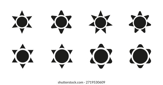 Una colección profesional de ocho iconos negros sólidos de sol o estrella con rayos triangulares. Estos diseños de Vector minimalistas son perfectos para App de Clima, marca de temática de verano, ilustraciones celestiales y patrones geométricos modernos.