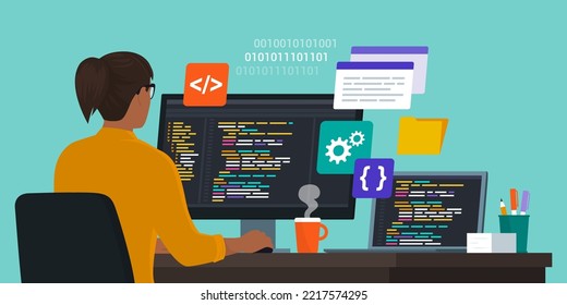 Ingeniera profesional de software sentada en el escritorio y trabajando, está programando y revisando el código