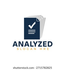Um logotipo profissional com um documento azul escuro com uma marca de seleção e linhas brancas, simbolizando análise e verificação, posicionado sobre um fundo branco limpo com tipografia em negrito.