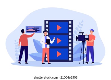 Entrevista de operador profesional, discurso de periodista. Hombre con cámara y tira de película con ilustración vectorial plana. Concepto de producción de vídeo para banner, diseño de sitios web o página web de aterrizaje