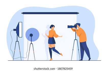 Fotógrafo profesional tomando fotos de una joven. Modelo femenino posando para cámara contra fondo blanco entre luz de estudio. Ilustración vectorial para fotografía, concepto fotográfico