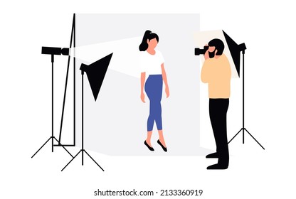 Professionelle Fotografen, die Bilder machen. Männer- und Frauenmodelle, die im professionellen Fotostudio mit Kameras und leichten Stativ posieren.