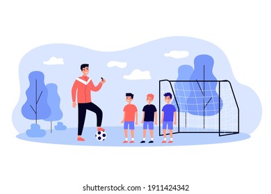 Entrenando a entrenadores profesionales de fútbol en la ilustración vectorial plana de niños pequeños. Hombre de caricatura pisando el balón y enseñando a los niños a jugar en el campo. Juego deportivo y concepto de escuela de fútbol