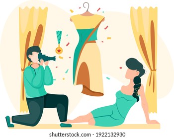Estudio de sastrería profesional. Costando ropa para pedir. Fotógrafo toma fotos de una chica en un atelier. Una clienta mujer está mirando el diseño de un vestido nuevo y posando para una sesión de fotos a la cámara
